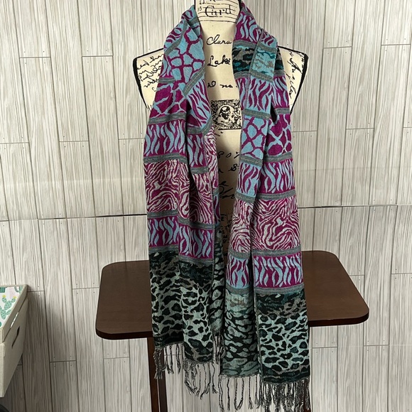 Scarf Leopard Style Fringe Ends - Picture 2 of 4